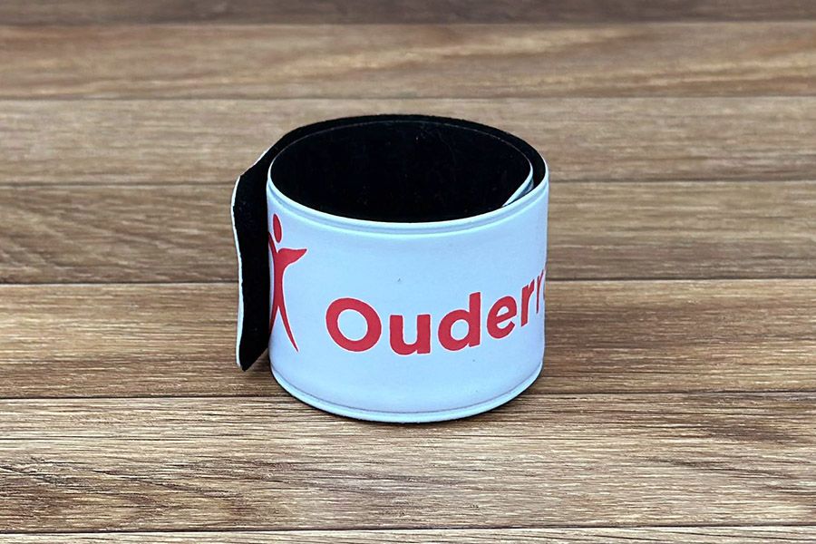 witte klaparmbandjes (niet reflecterend) met een rode opdruk